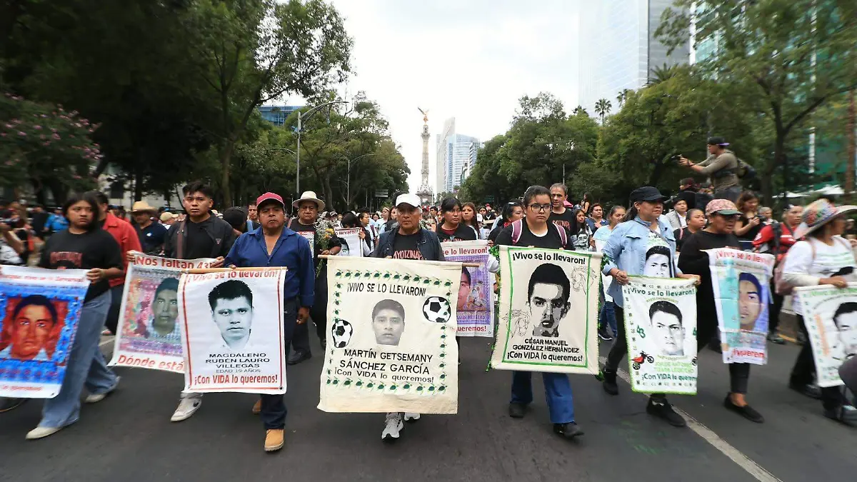 Familias de Ayotzinapa piden justicia a CSP; marcha a 12 años suma 5 mil asistentes