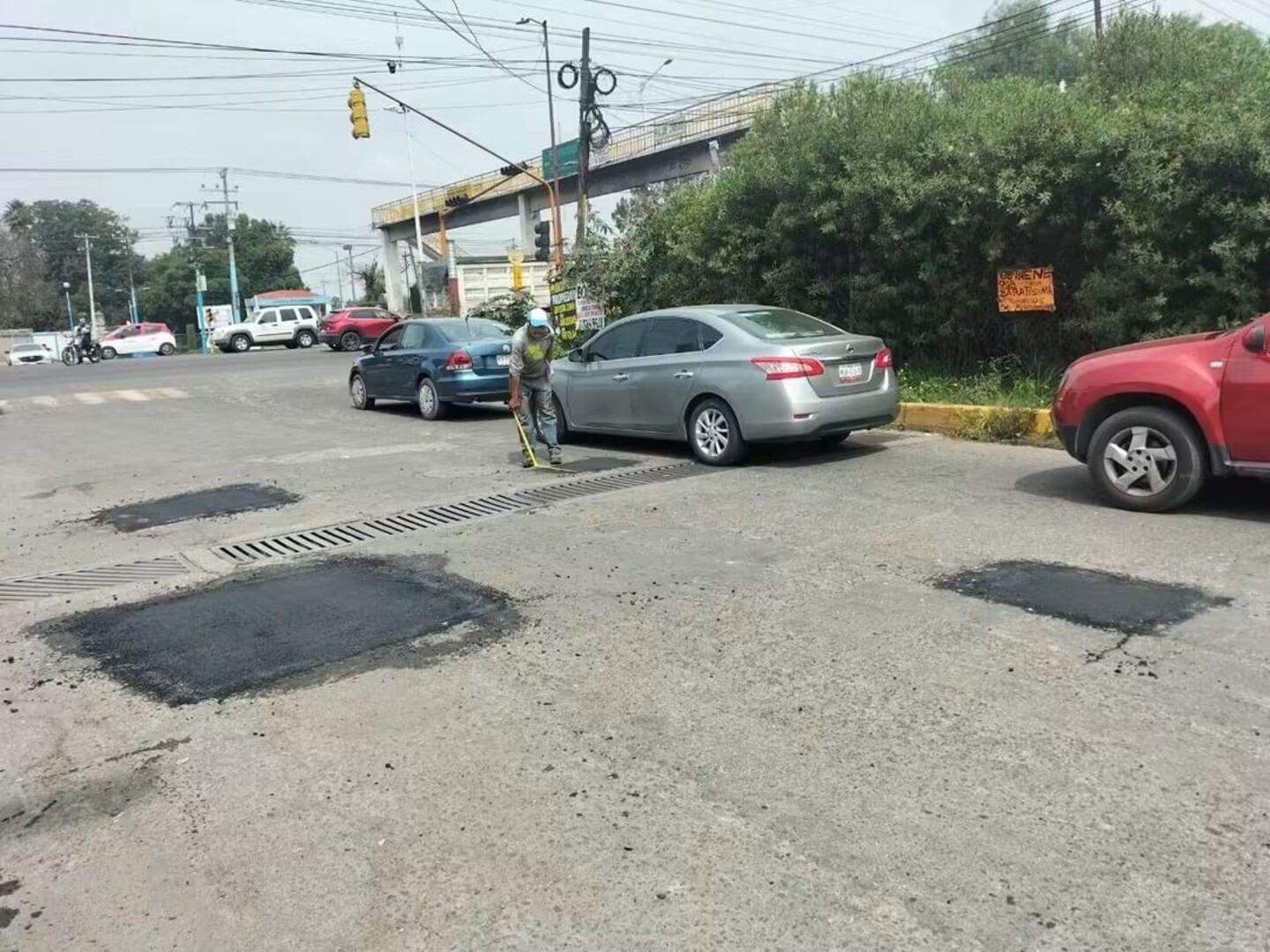 Mantienen campaña de bacheo en calles de Texcoco para mejorar la movilidad