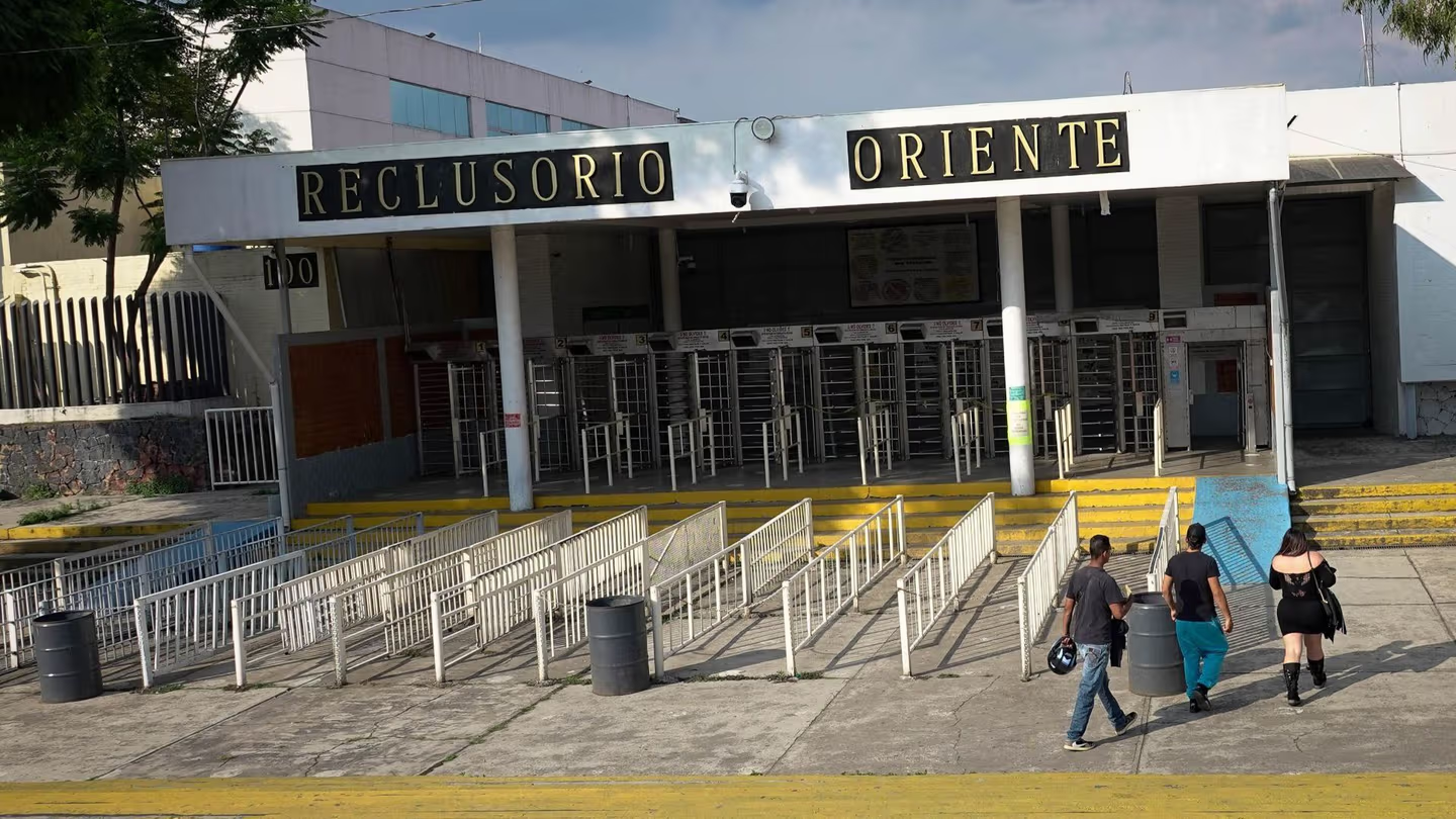 Mujer se siente mal durante visita en el Reclusorio Oriente y muere en el servicio médico