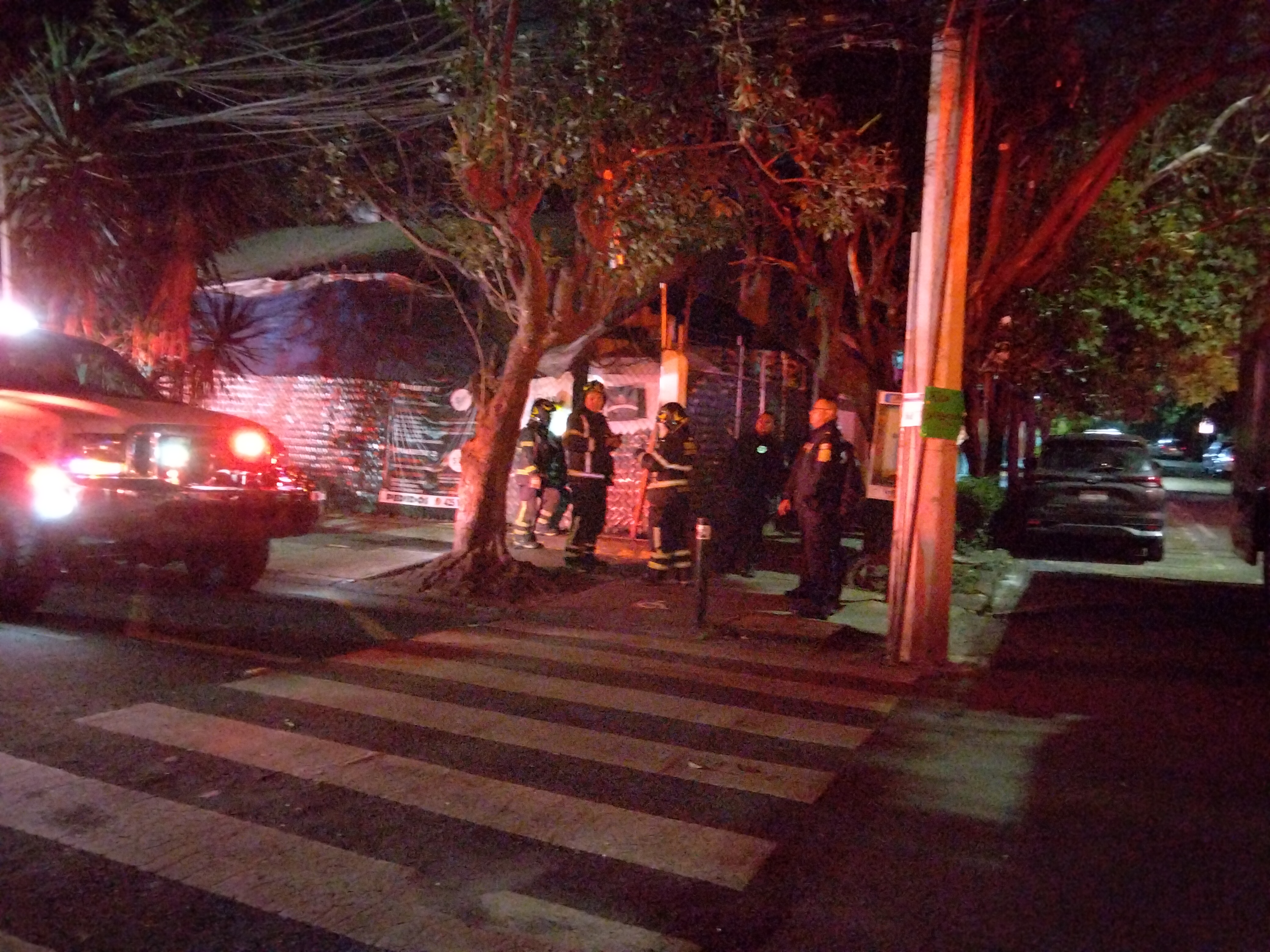 BOMBEROS CONTROLAN FUEGO EN RESTAURANTE DE ÁLVARO OBREGÓN.