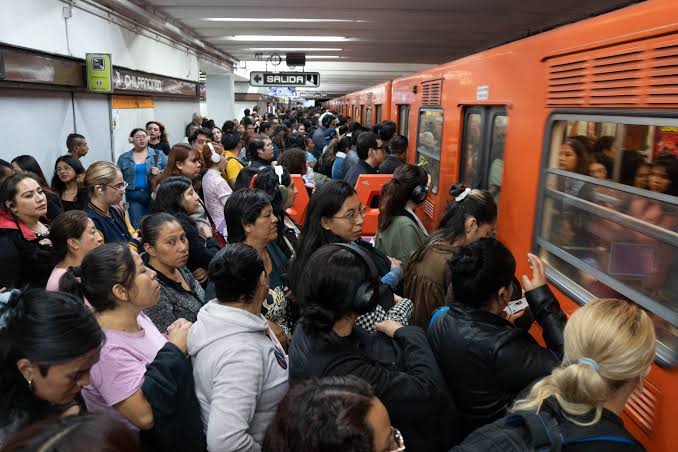 Alertan por extorsiones en el Metro de la CDMX; así operan con engaños y amenazas.