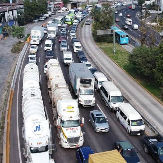 Paro de transportistas mantiene en jaque los accesos a la CDMX.