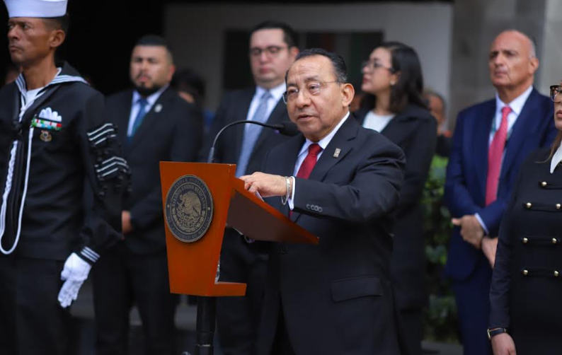El PJCDMX y la SEMAR fortalecen lazos institucionales con la recepción del lábaro patrio en Plaza Juárez