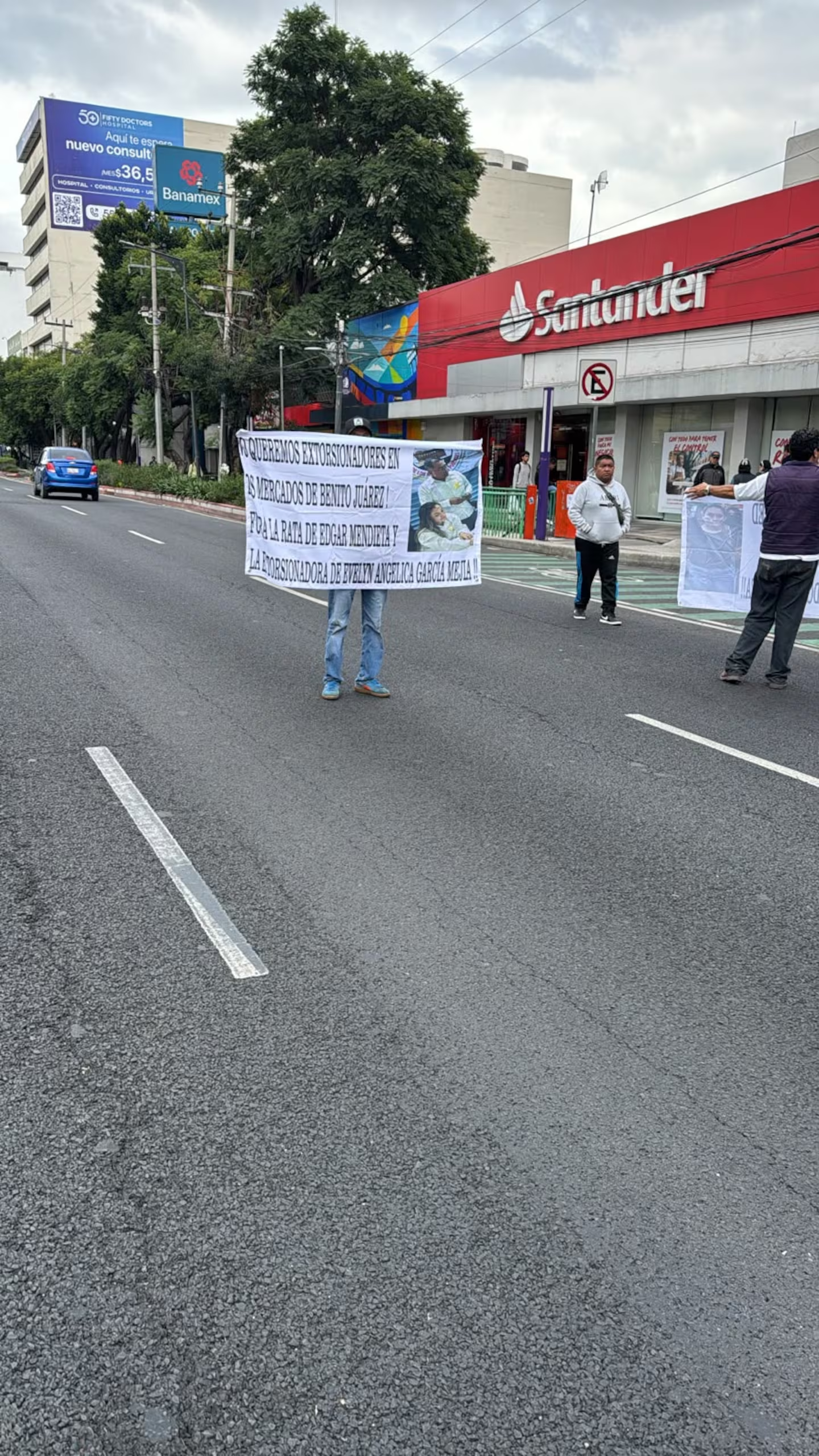 Líder ambulante presiona a comerciantes por permisos