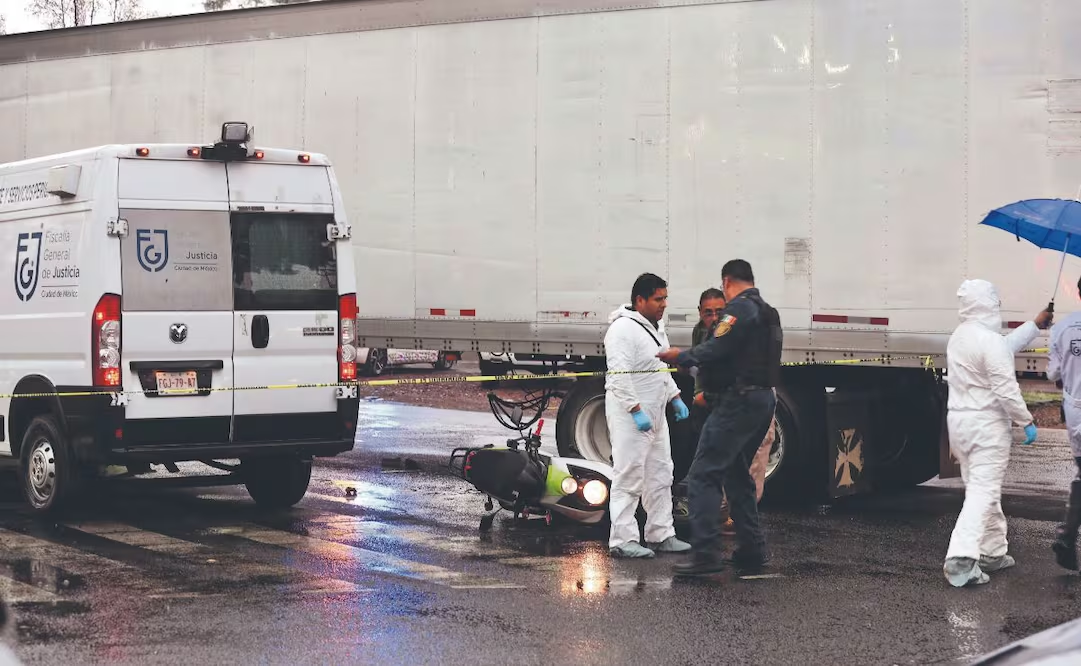 De camino al trabajo, chica cayó de la moto tras un choque y terminó bajo un tráiler