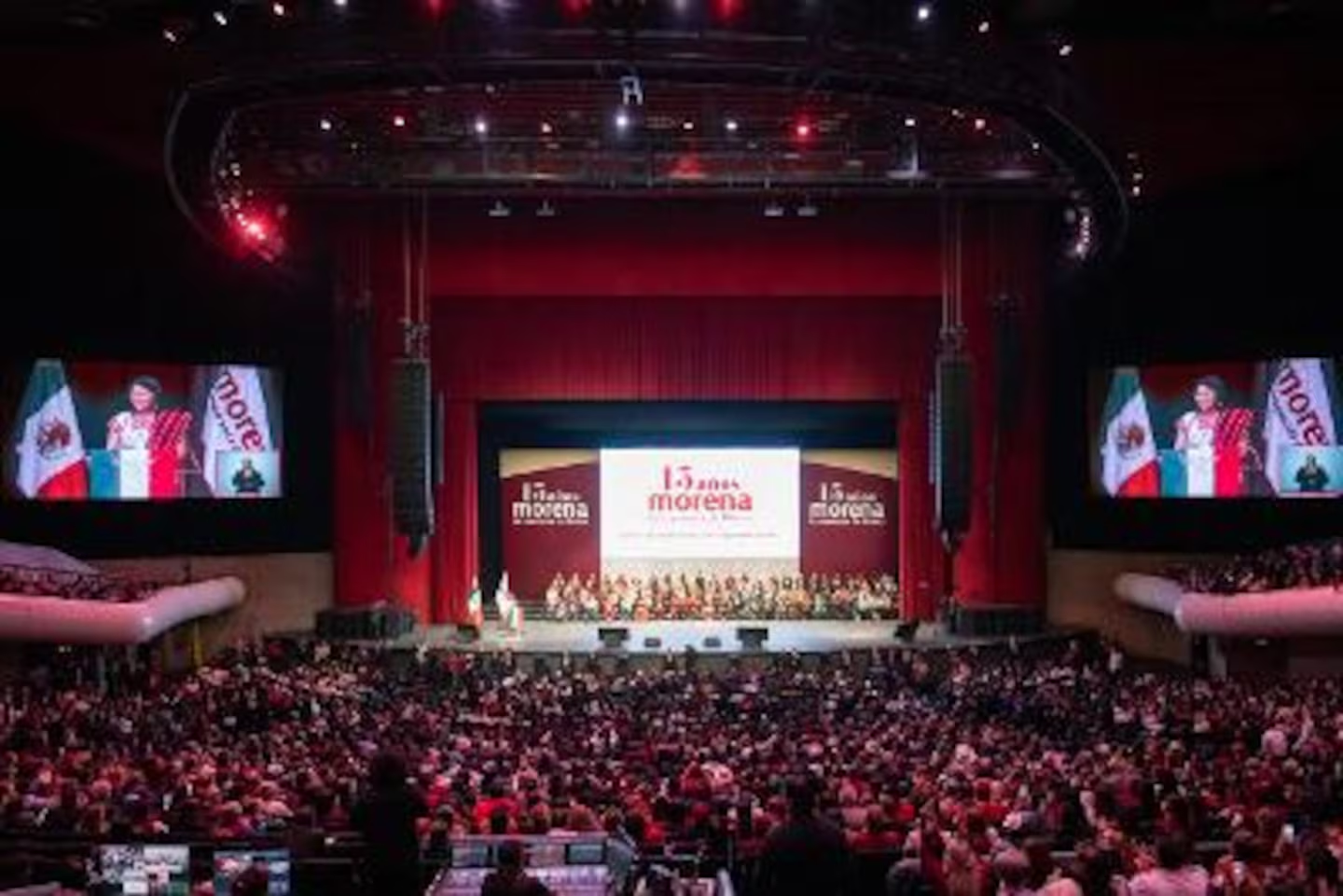 Celebra Morena 15 años y advierte que México no se arrodilla ante nadie