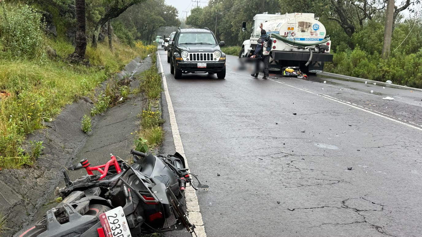 Trágico accidente en la carretera Picacho-Ajusco deja un motociclista muerto y un camión impactado contra un p oste