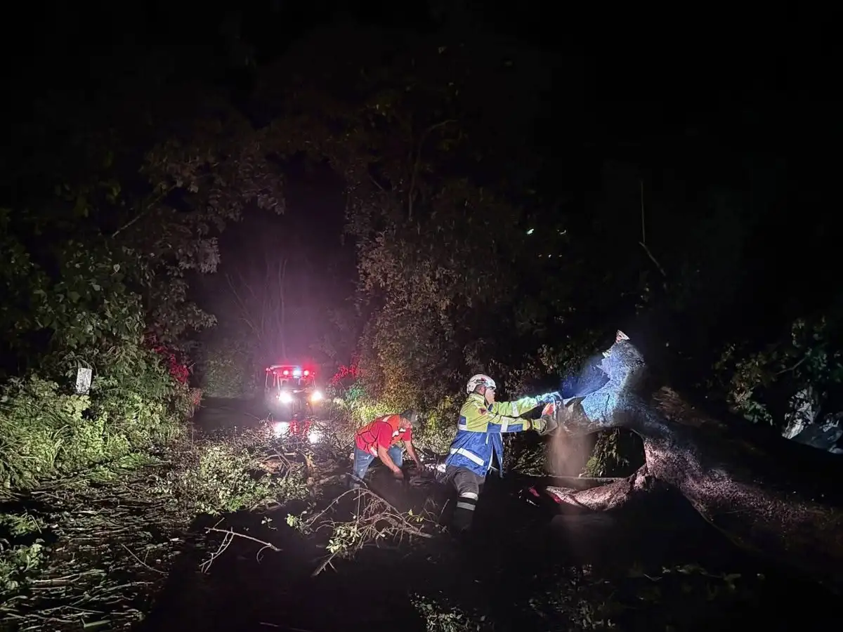 Efectos del Huracán ‘Simon’ dejan daños, inundaciones y carreteras bloqueadas en Colima