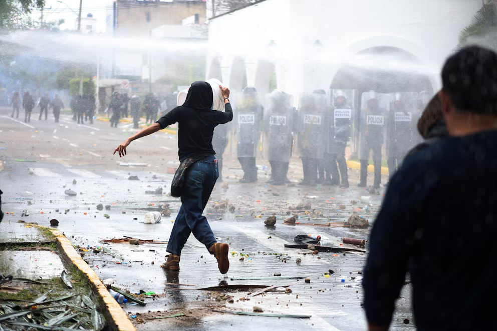 Gobierno de Jalisco informa que marcha por agua en Guadalajara dejó 39 detenidos y dos policías graves