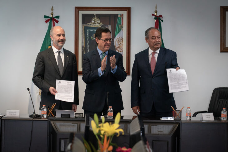 Servicio Postal Mexicano y sindicato firman convenio; evitan huelga nacional