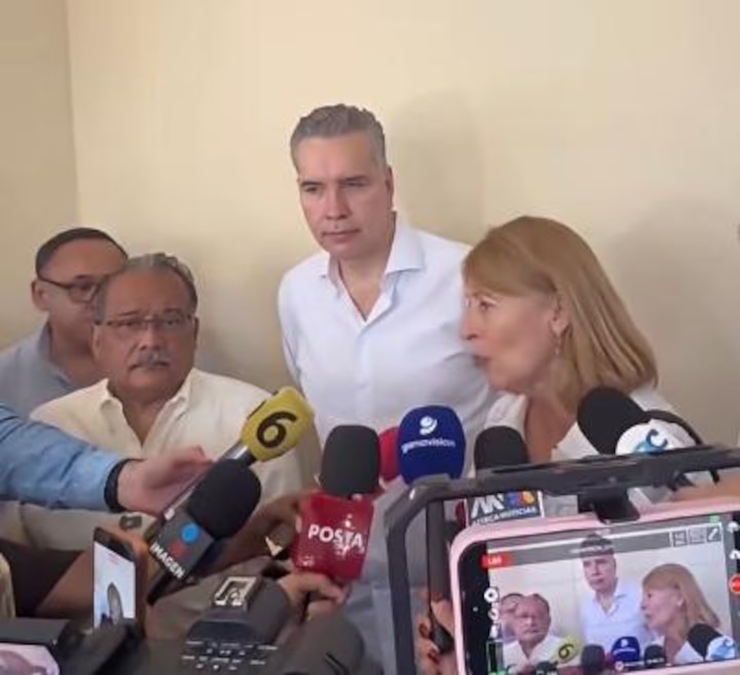 Bloque de ex aspirantes morenistas contra Clara Luz Flores; “no tiene el perfil”.