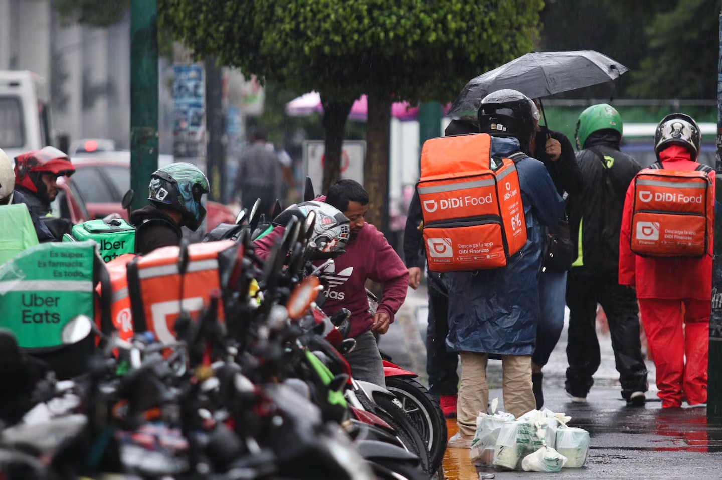 Habrá nuevos apoyos y espacios de descanso en CDMX para los repartidores de Rappi, DiDi o Uber Eats