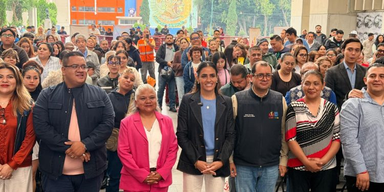 Entrega Ale Rojo cédulas de empadronamiento a locatarios