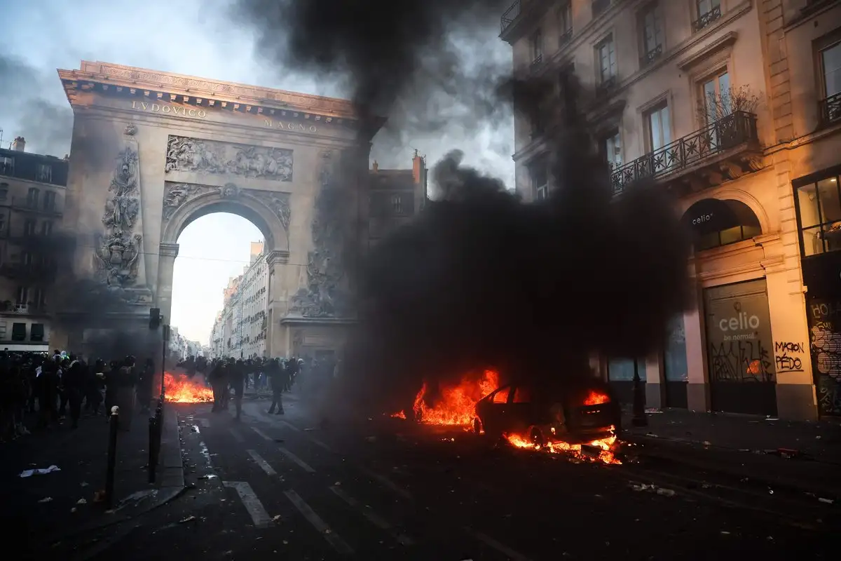 Se desata la violencia en Francia con varias protestas, saqueos a tiendas comerciales, miles de heridos y detenidos
