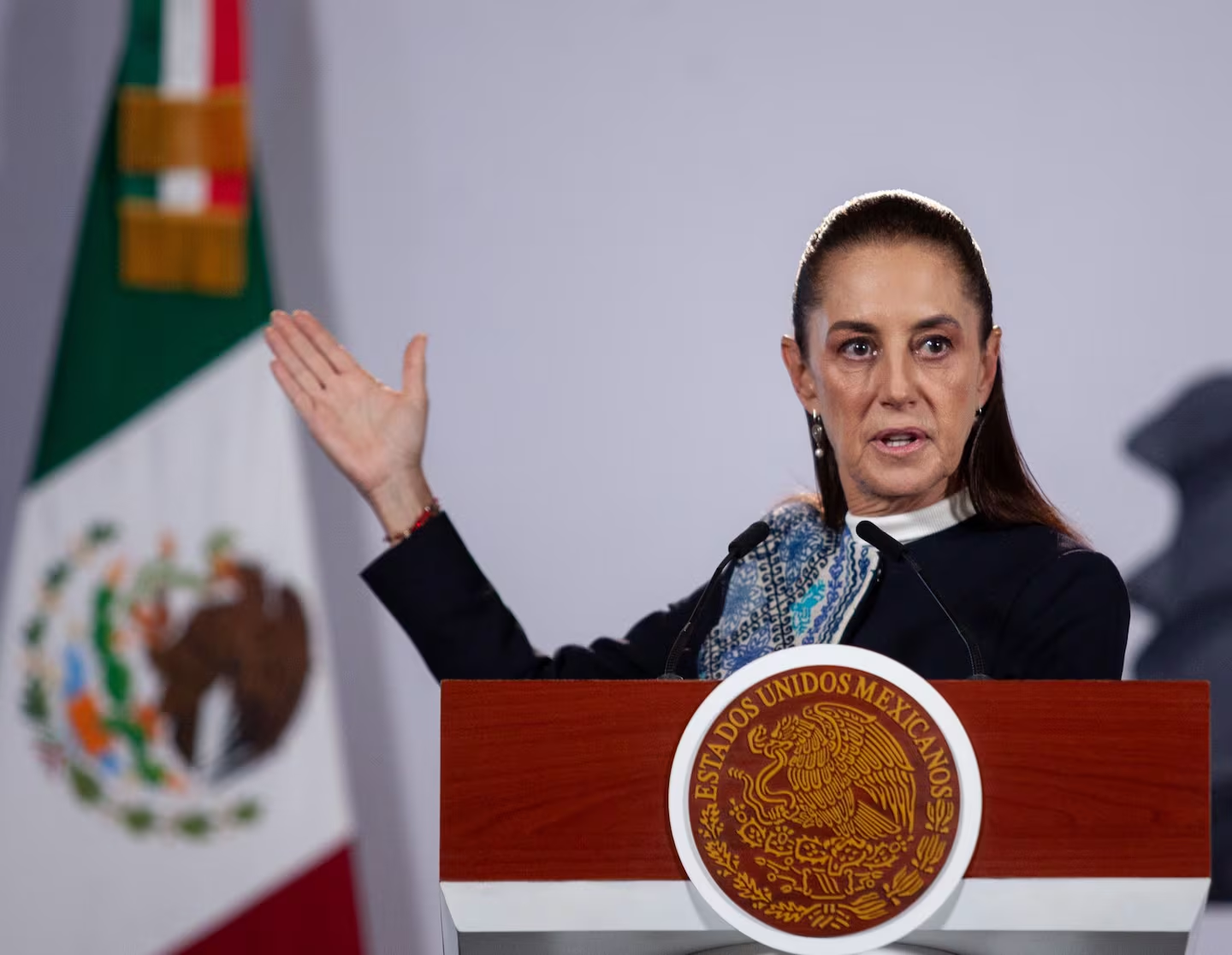 Sheinbaum promete modernizar el sistema de salud y priorizar demandas del IMSS Rebeca Marín Durante un evento e n Mérida, Yucatán, la presidenta Claudia Sheinbaum Pardo informó que inició una gira por centros de salud y hospital es del IMSS-Bienestar para escuchar a directores, médicos y pacientes, con el propósito de conocer los problemas que e nfrentan las unidades médicas y buscar soluciones. Como parte de esta estrategia, anunció la conformación de un equip o de trabajo encargado de impulsar una modernización integral del sistema de salud. La mandataria explicó que la revis ión no se limitará a una sola institución, sino que abarcará al IMSS-Bienestar, al Instituto Mexicano del Seguro Soc ial (IMSS) y al Instituto de Seguridad y Servicios Sociales de los Trabajadores del Estado (ISSSTE). Sheinbaum señaló  que resulta necesario revisar los trámites administrativos y desarrollar nuevos procedimientos que permitan resolver la s dificultades que persisten en el sistema