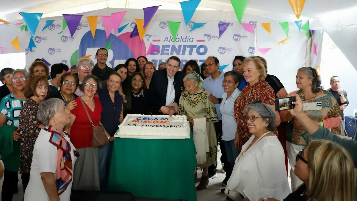 Alcalde de Benito Juárez Luis Mendoza celebra 15 años del CECAM Mixcoac