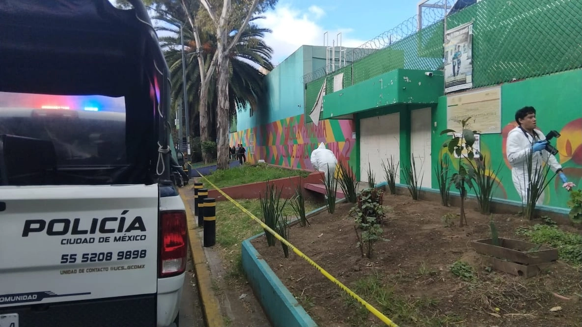 Maestros descubren cadáver abandonado frente a primaria de la GAM