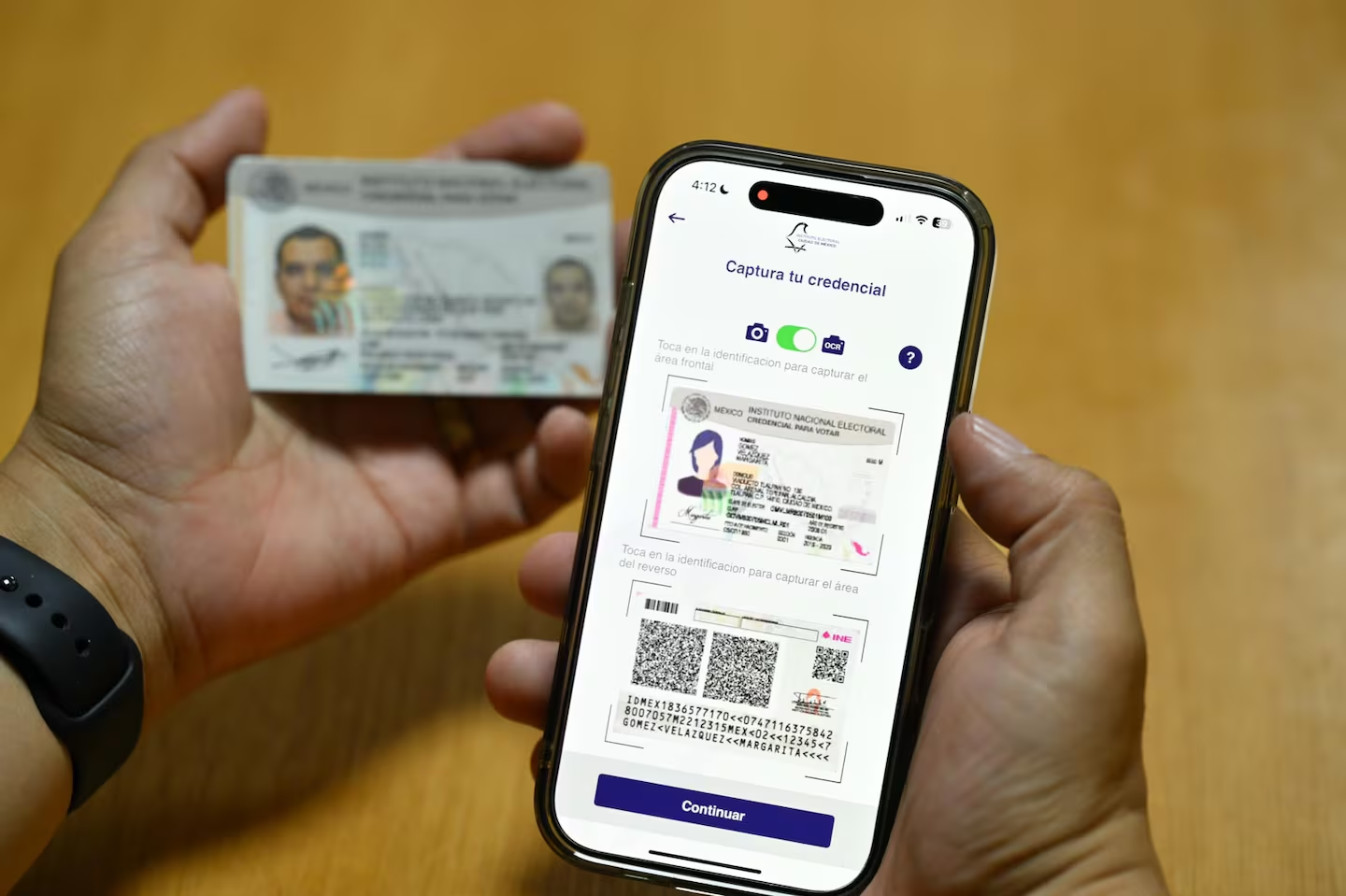 Entrega IECM credenciales para votar desde el extranjero