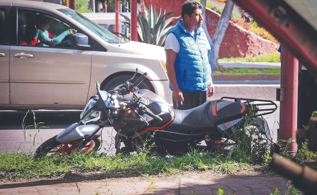 Motociclista choca y se revienta la choya en Ecatepec, el casco no fue suficiente