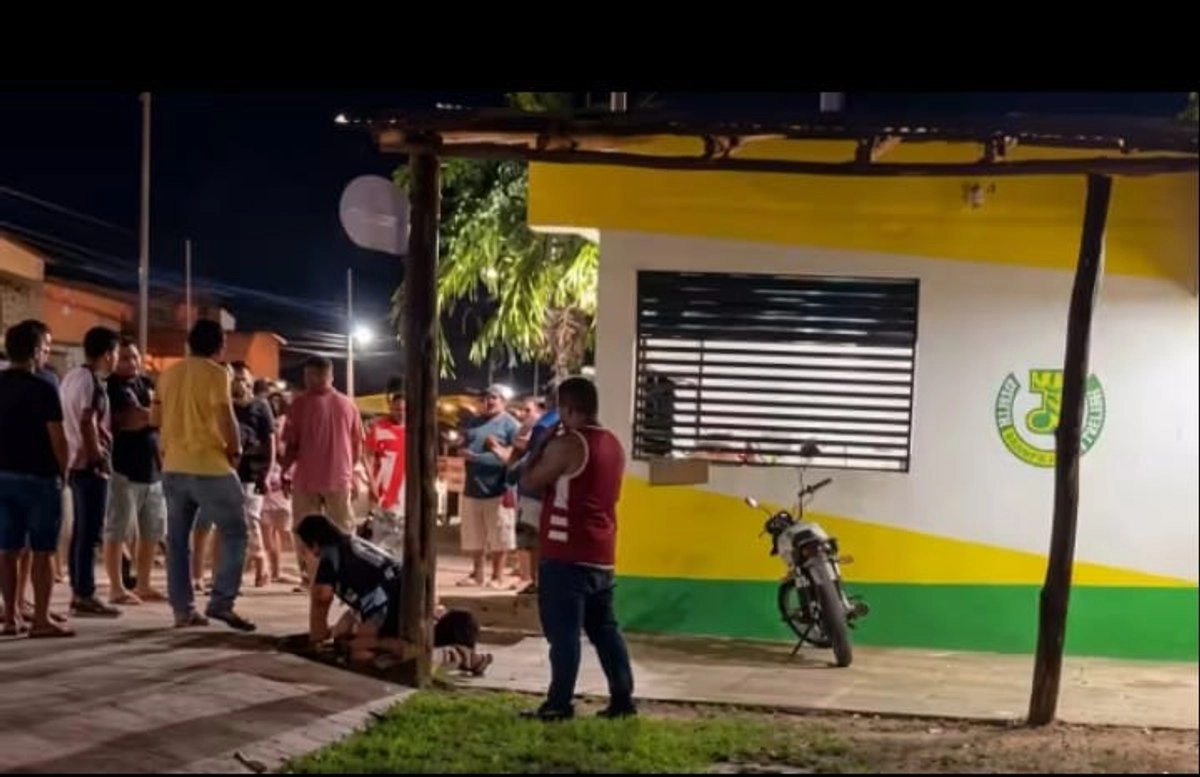 Prenden fuego a sujeto durante una salvaje riña entre grupos rivales